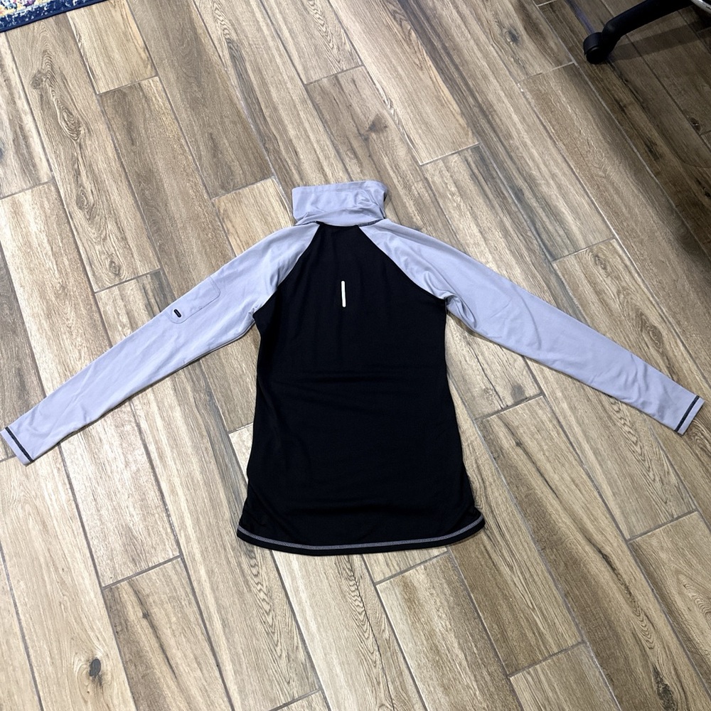 EC Reebok Running Pull Over - Picture 3 of 8